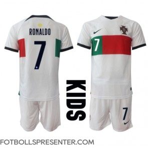 Portugal Cristiano Ronaldo #7 Bortatröja Barn VM 2022 Kortärmad (+ korta byxor)